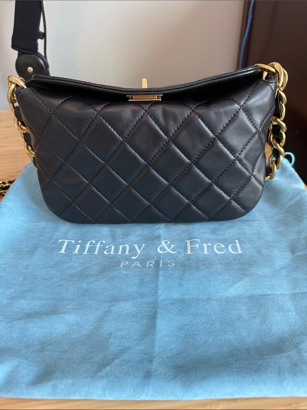 Classic Quilted Black Shoulder Bag with Gold Chain Accents - Picture 10 of 16